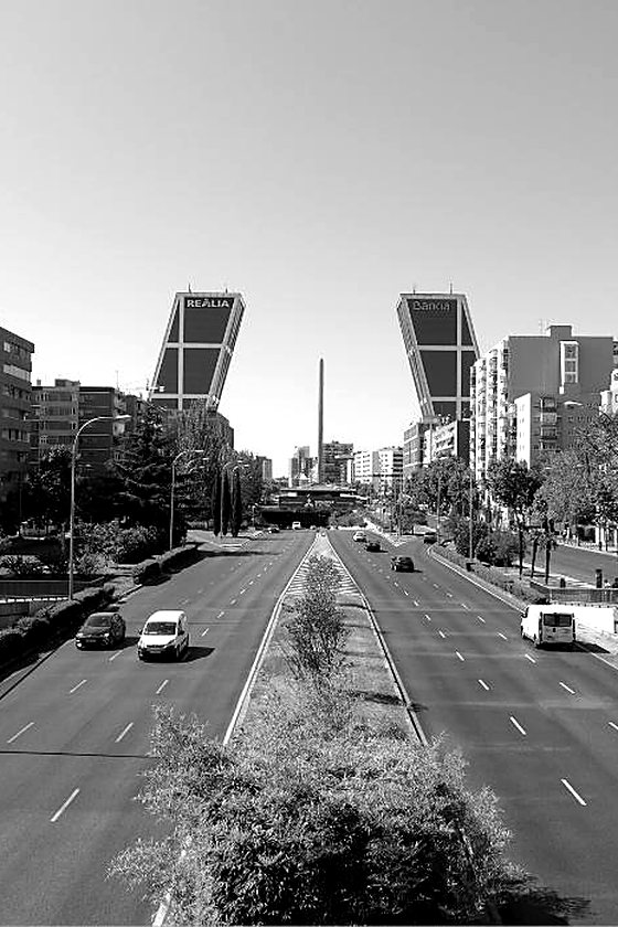 Torres de Puerta de Europa en Plaza de Castilla, Madrid, en blanco y negro